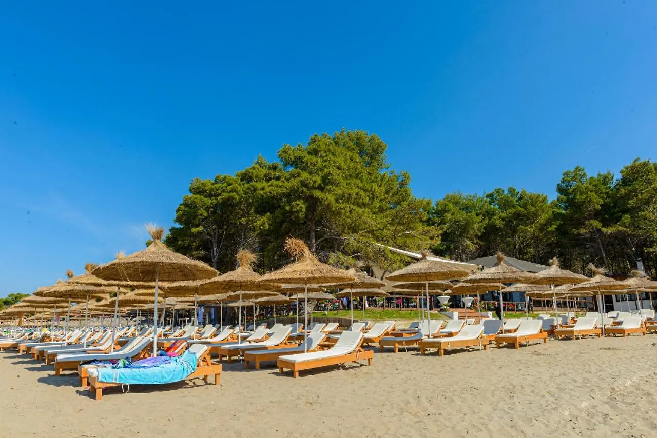 ECUADOR Resort Zverneci Albania