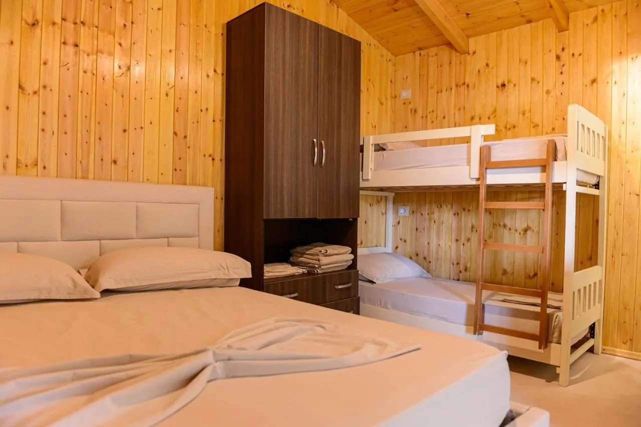 Ecuador Resort Zverneci Albánia
